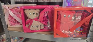 Ozdoba walentynkowa Flower Box Miś myjka z różami mydlanymi